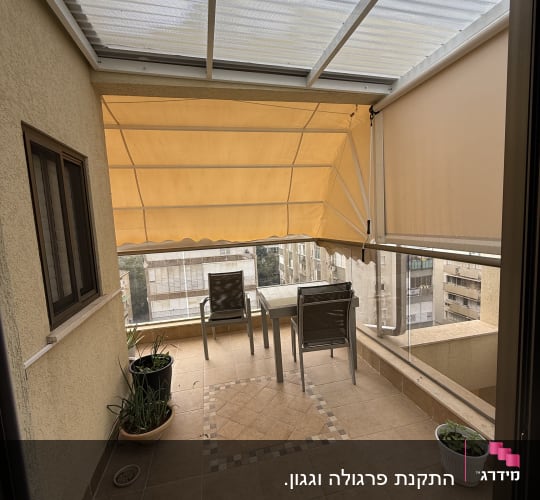 מרפסת עם סוכך ושני כיסאות